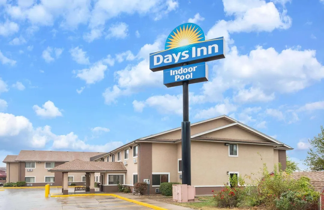 Days Inn By Wyndham Topeka-1