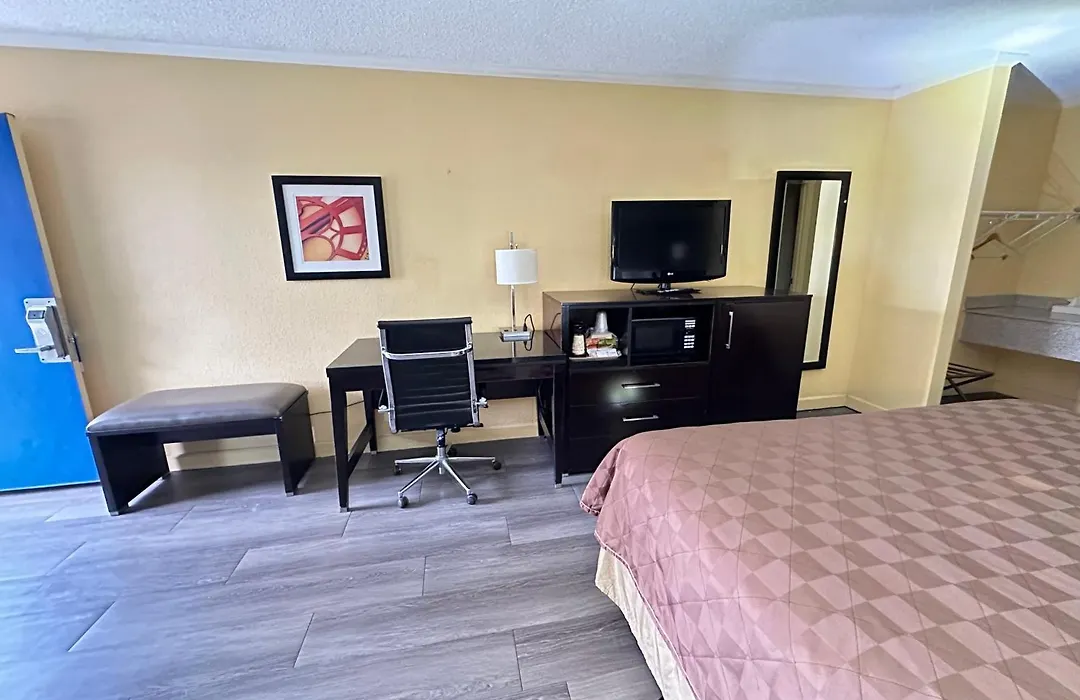 Rodeway Inn & Suites Plymouth Hwy 64-1