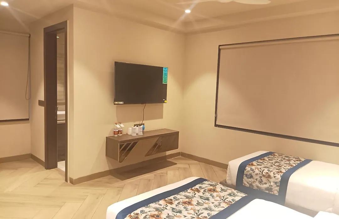 Qotel Signature Coleman Janakpuri Near District Centre & Pacific Mall-1