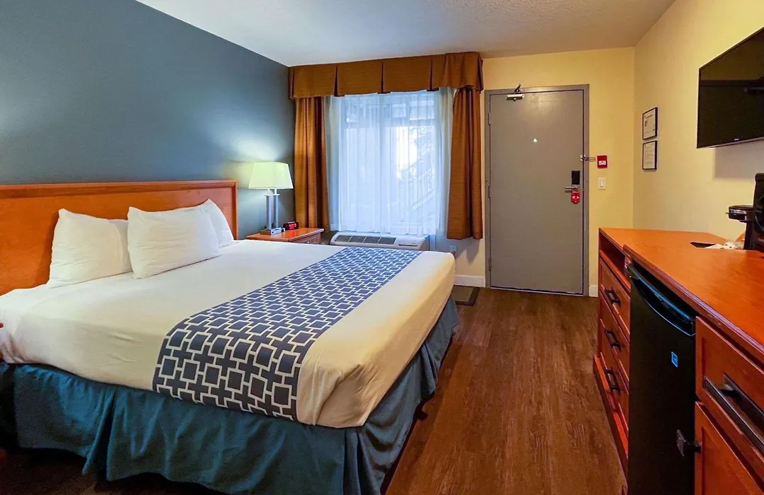 Econo Lodge Inn & Suites Calgary - University-1
