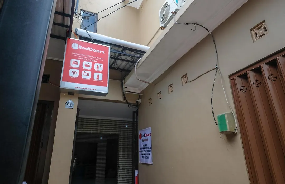 RedDoorz Syariah near Stasiun Gubeng 2-1