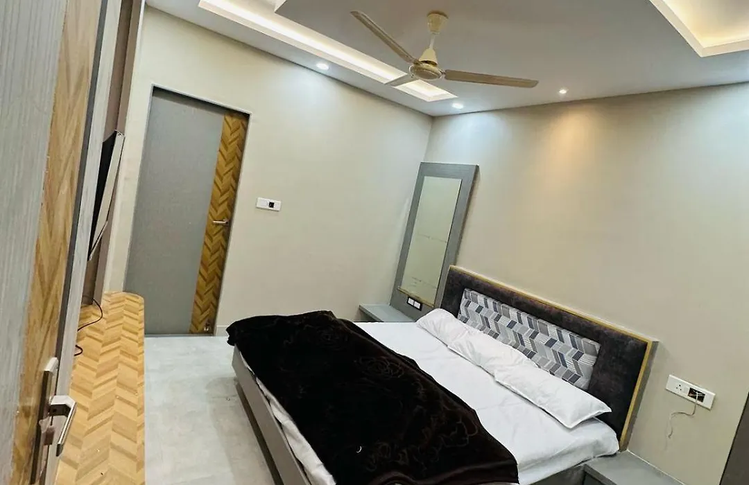 Hotel Om Shree Palace ,Main Road Near Mahakal Temple And Railway Station-1