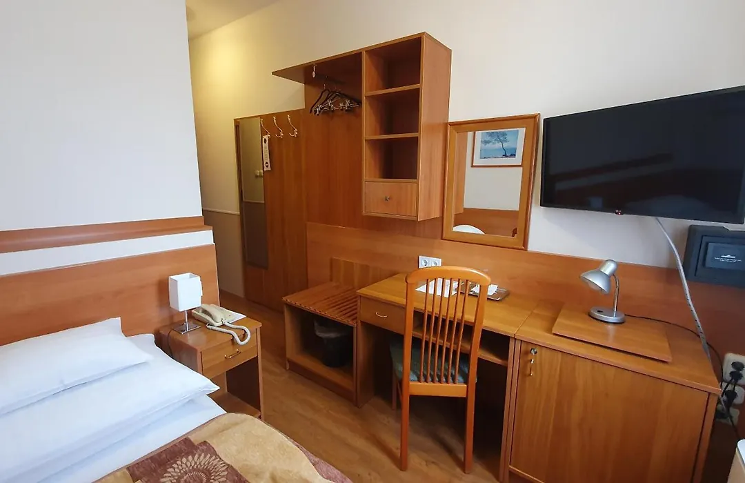 Hotel Baross-1