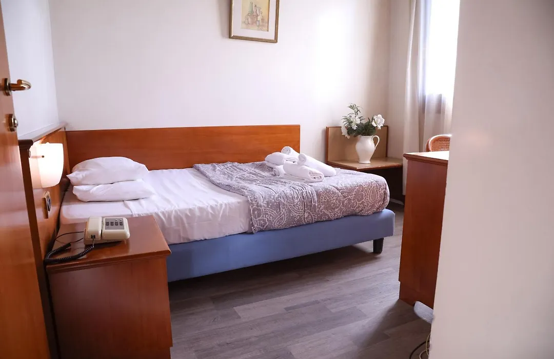 Hotel Villa Sara With Pool And Parking Near Venice-1