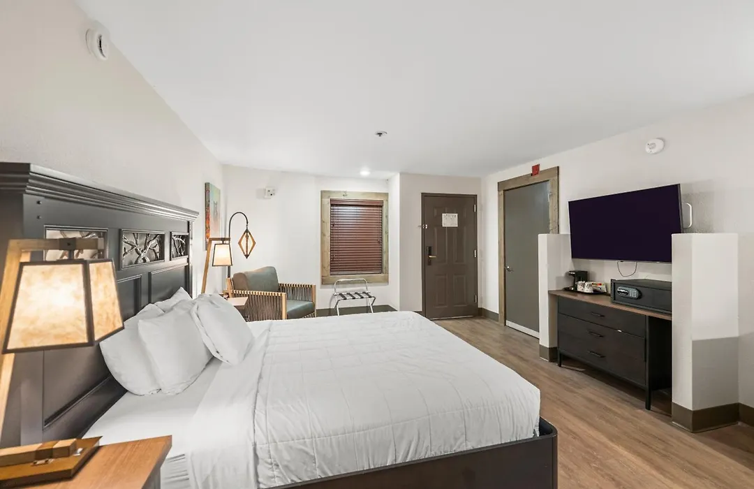 Black Bear Inn & Suites-1