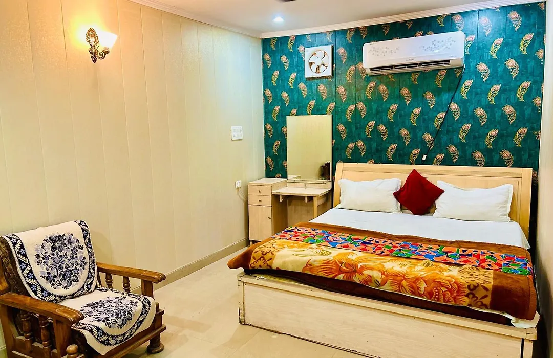 Sainik Guest House 500Mtr From Medanta Hospital-1