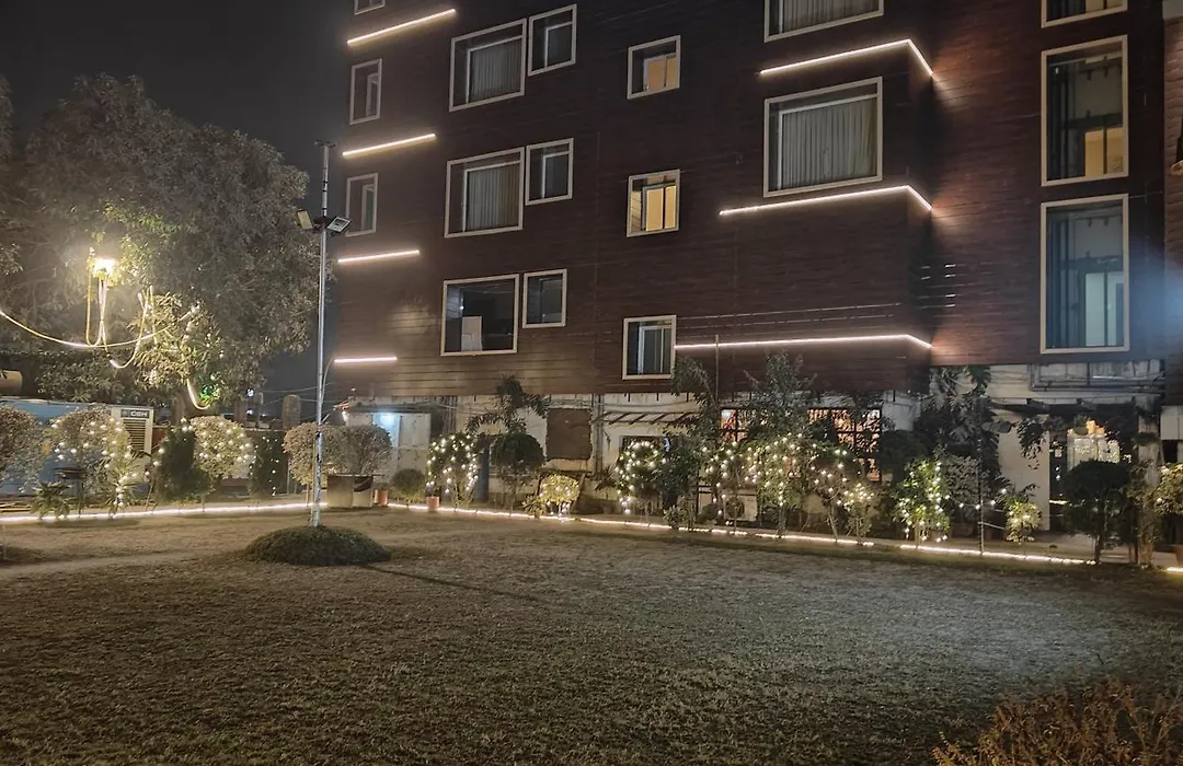 Hotel Holiday International-1