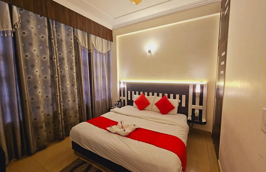 Hotel Kasauli View !! Balcony Rooms ! Terrace ! Restaurant ! Main Highway ! Garden !!-1