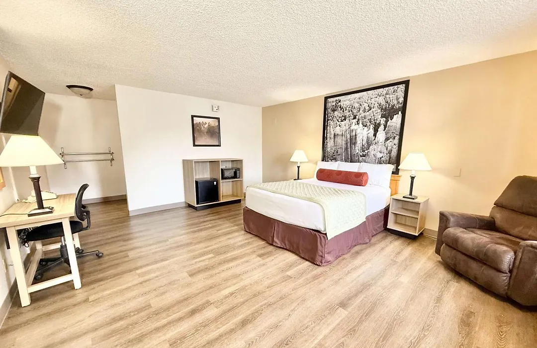 Super 8 By Wyndham Salina/Scenic Hills Area-1