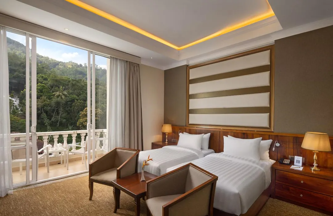 The Golden Crown Hotel-1