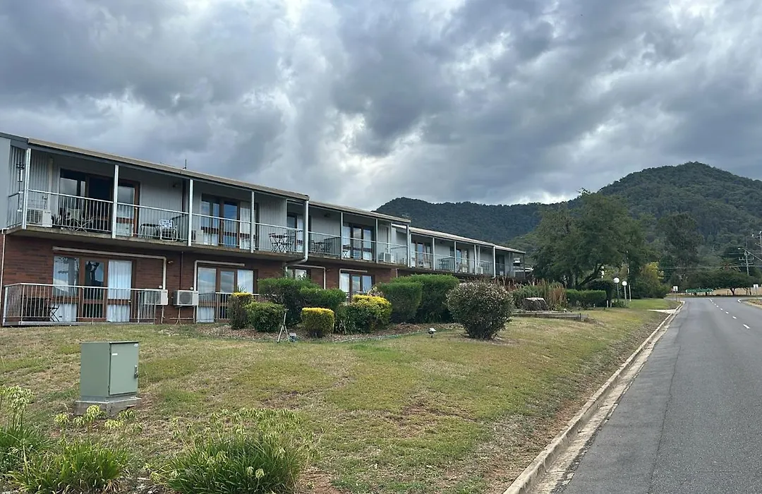 Mountain Creek Motel Bar & Restaurant-1