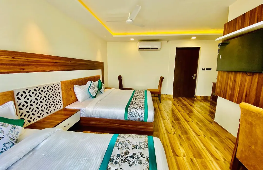 Hotel White House Walking Distance From Golden Temple- With Parking-1