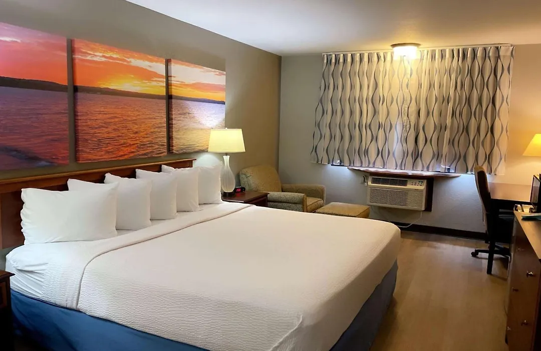 Days Inn & Suites By Wyndham Stevens Point-1
