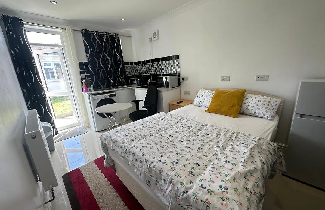 Luxury Ensuite Studio In Crayford Dartford Bexley London With Full Kitchen And Side Garden Alleyway Entrance-1