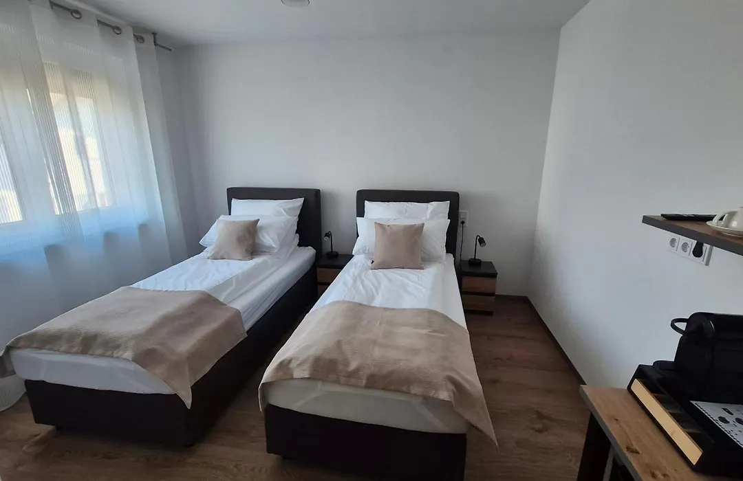 Apartments Seibel Doppel-Zweibettzimmer mit Bad-1