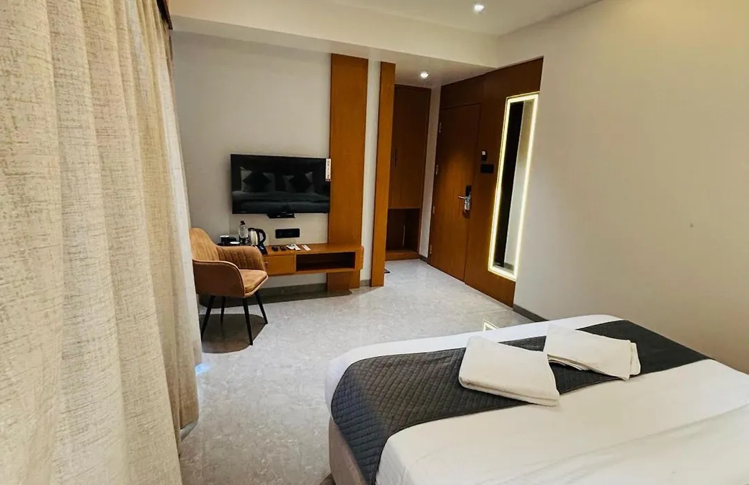 Hotel Royal Retreat-1