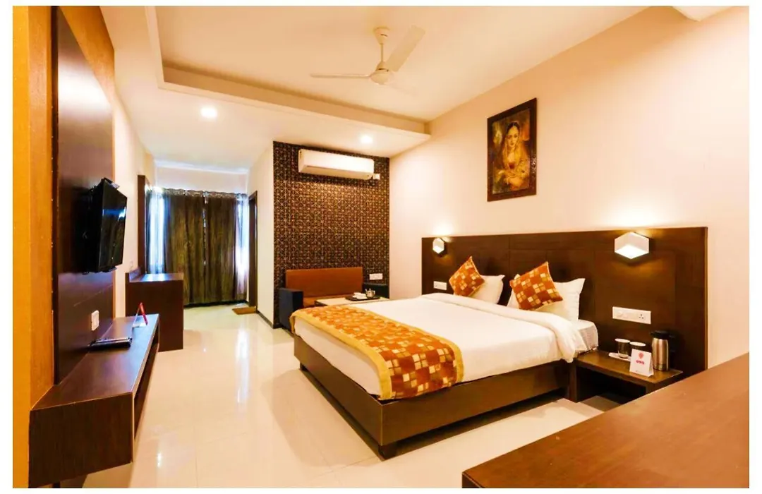 Ujjain Hotel P A R K - P A L A C E Near Temple And Railway Station-1