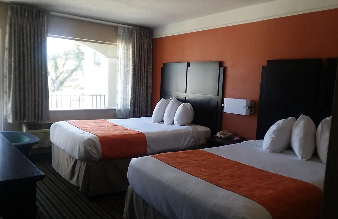 Howard Johnson By Wyndham Historic Lake Charles-1