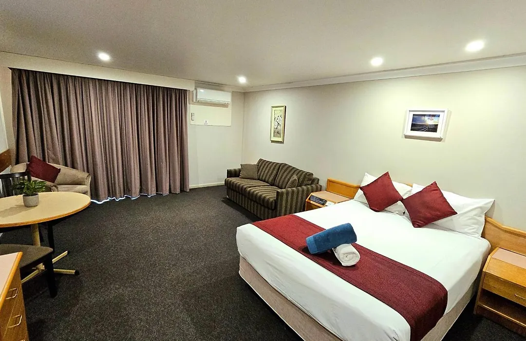 Hilltops Retreat Motor Inn-1
