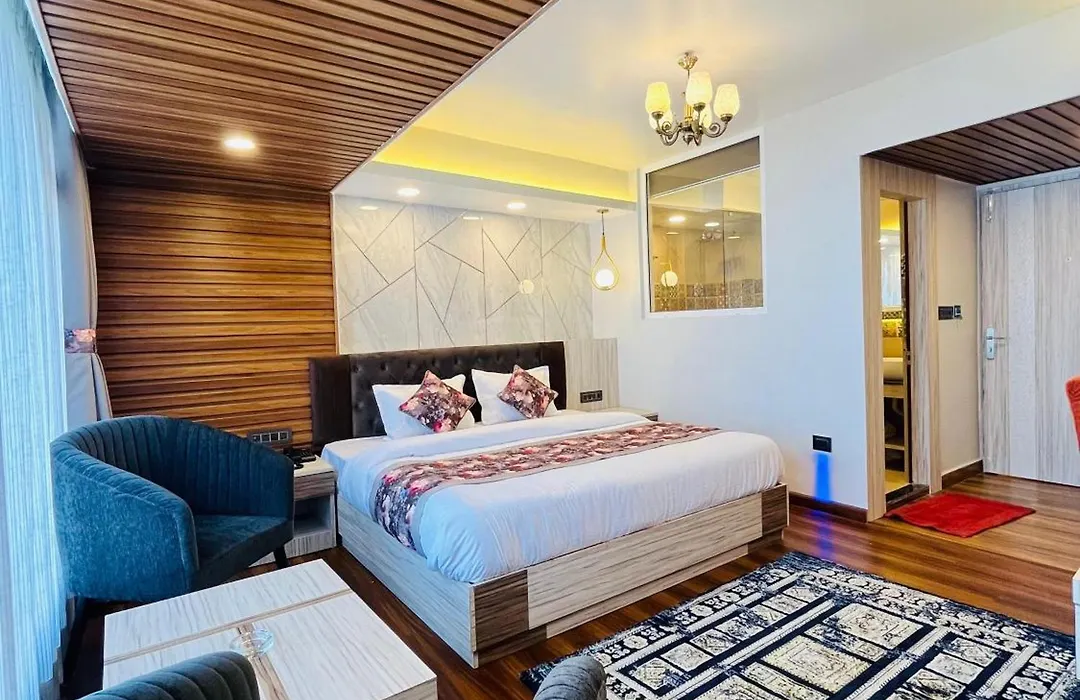Luxury Stay At Hotel Broadway Boutique Mall Road Chowrasta Near Mahakal Temple-1
