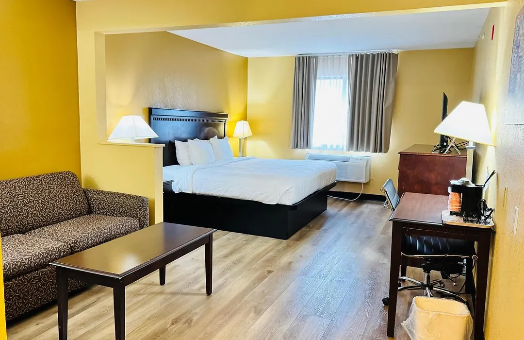 Econo Lodge Inn & Suites Monroe-1