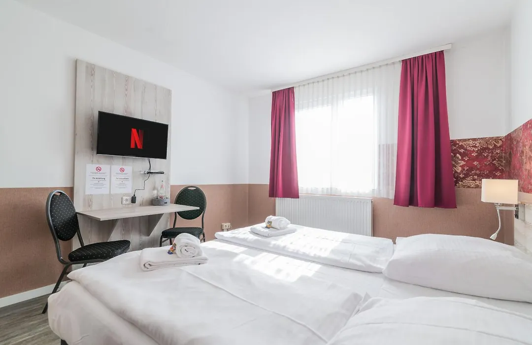 Hotel Cafe Galerie I Hannover-Garbsen I Free Parking-1