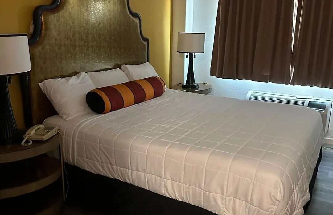 Howard Johnson By Wyndham Bakersfield-1