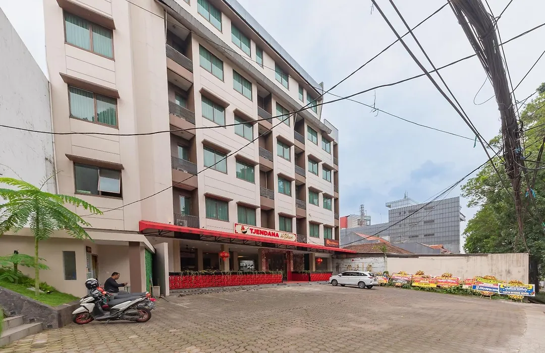 Reddoorz Premium Near Paris Van Java Mall-1