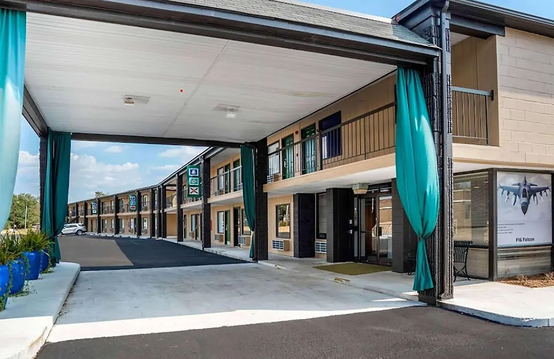 Super 8 By Wyndham Daleville-Fort Novosel-1