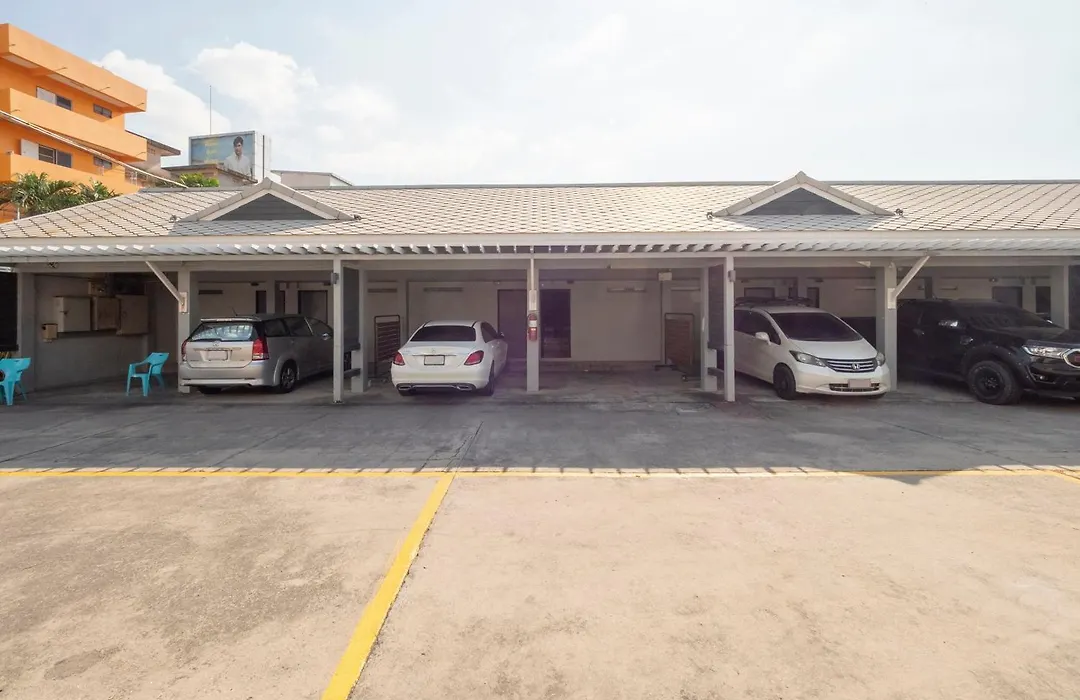Oyo 75382 Chonburi Hotel-1
