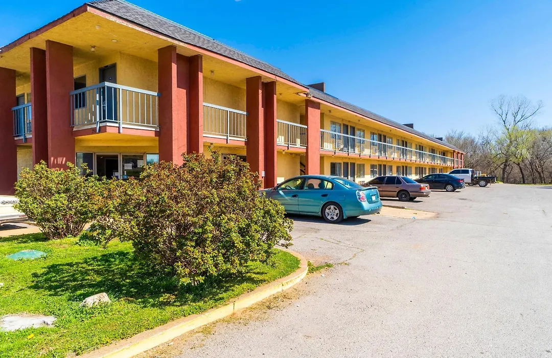 Castle Inn & Suites By Oyo Chickasha-1