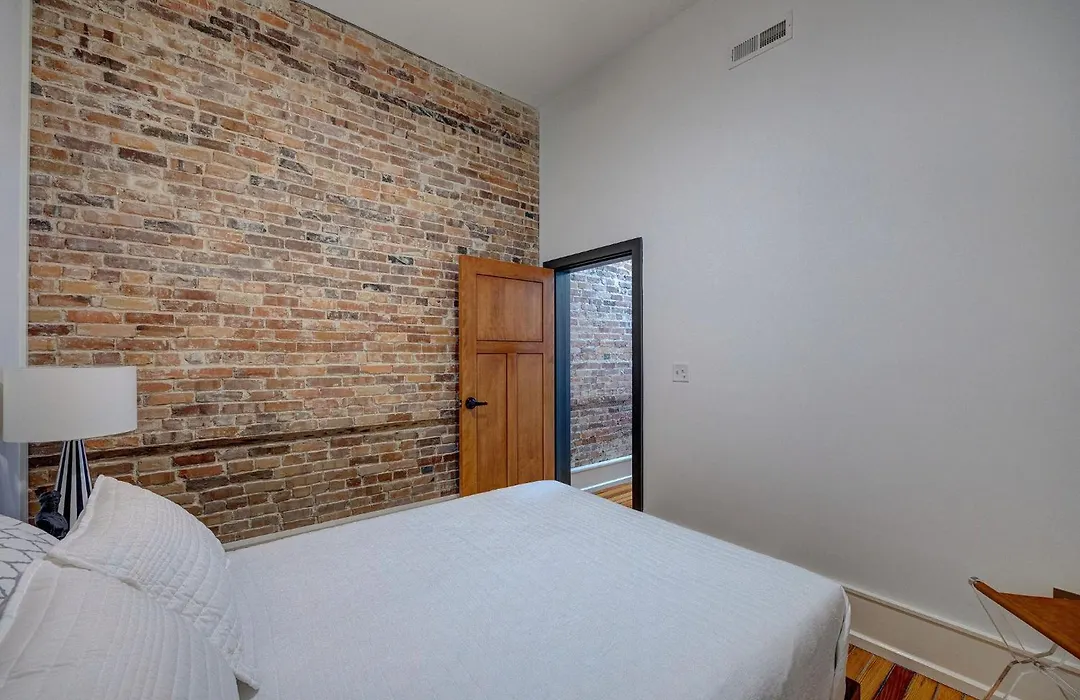 Luxe 220, Unit 4 - Penthouse With Spa Bath & Soaking Tub-1