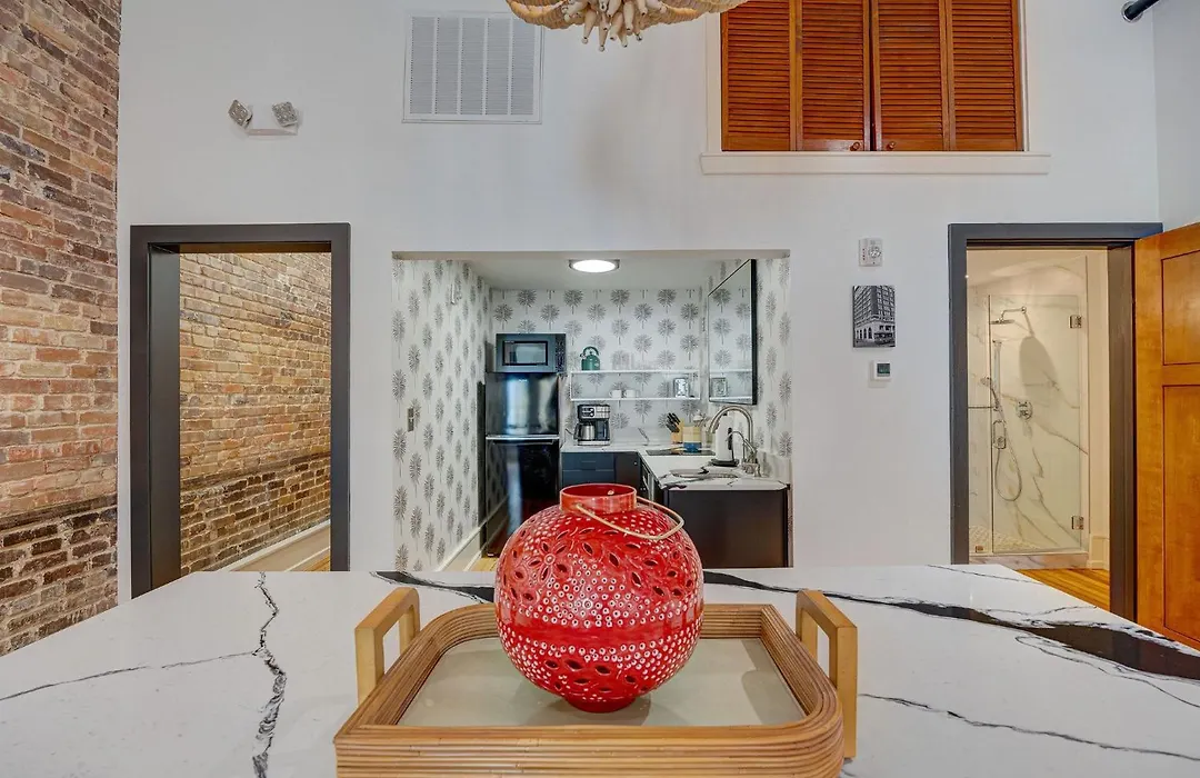 Luxe 220, Unit 2 - Front Street Suite-1