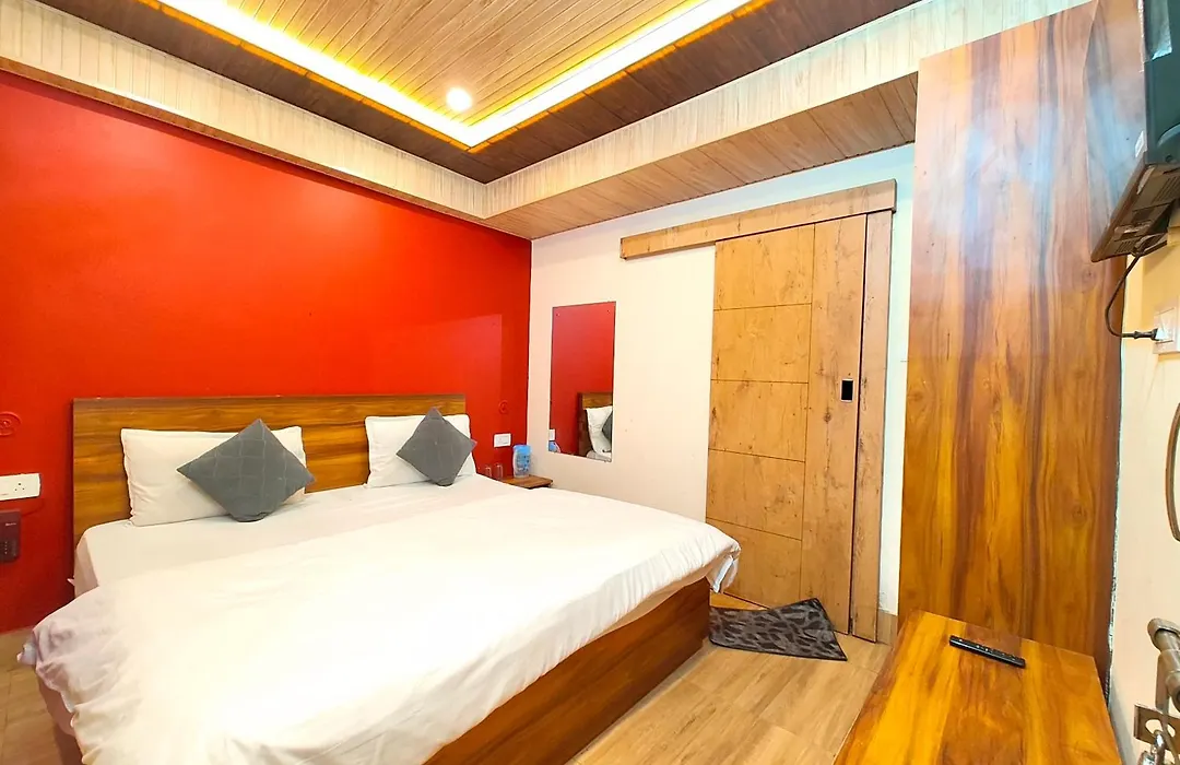 Hotel Gp Mall Road Nainital Near Naini Lake - A Luxury Room With Newly Decorated And Renovated Room - With Wifi - Room Service Available - Book Now-1