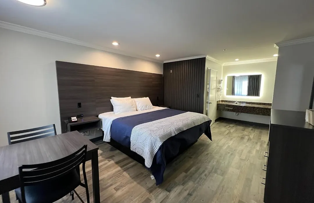 Cloud 9 Inn Lax-1