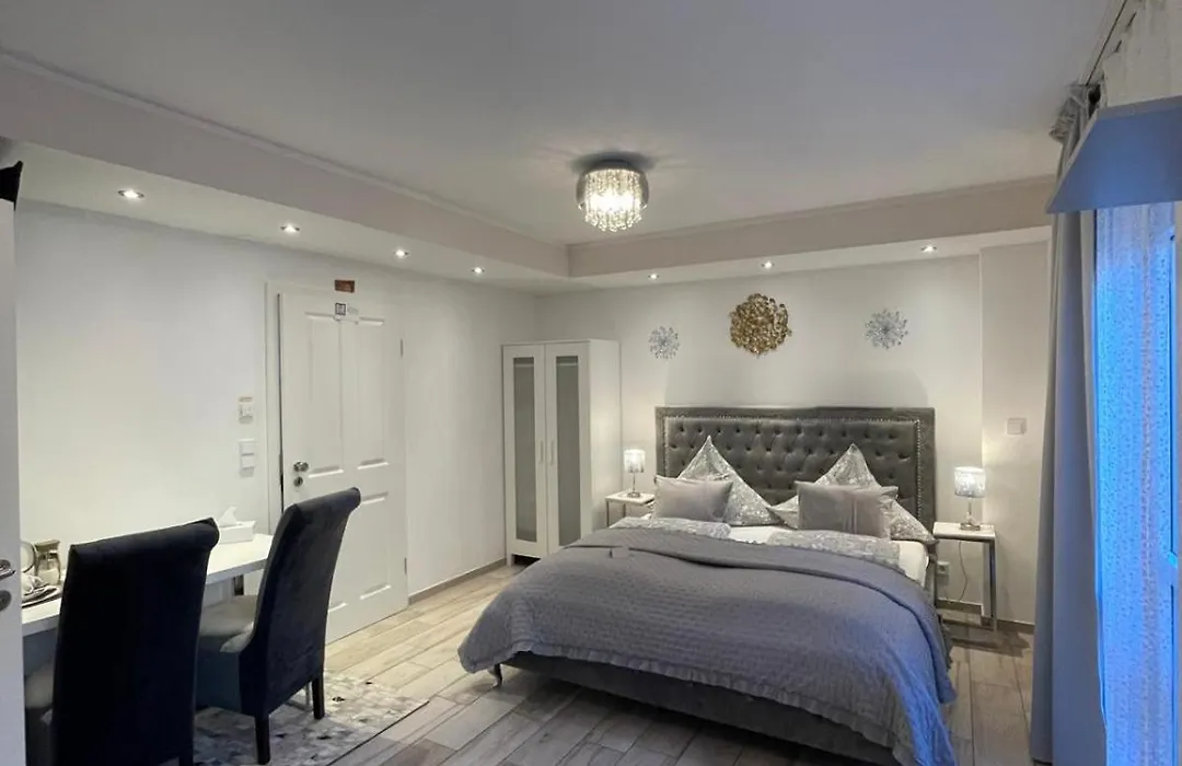 House LA Neuschwanstein Blick - Budget City Hotel-1
