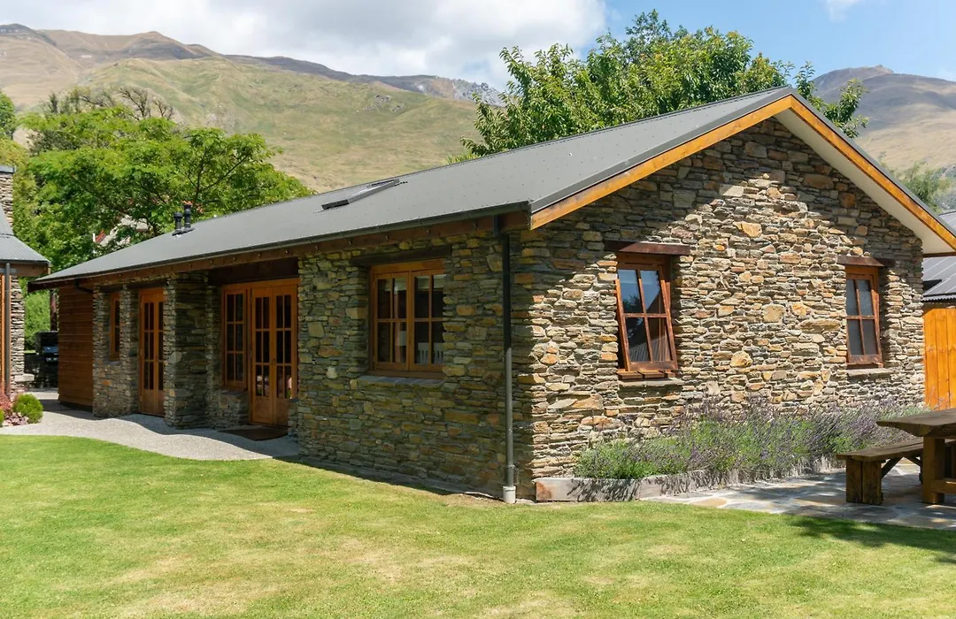 Wanaka Homestead Lodge & Cottages-1