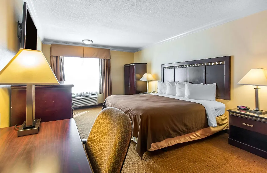 Quality Inn & Suites Bell Gardens-Los Angeles-1
