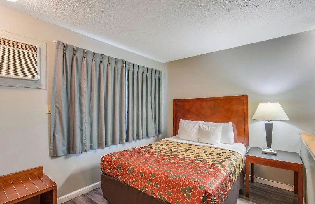 Econo Lodge Inn & Suites Yreka-1