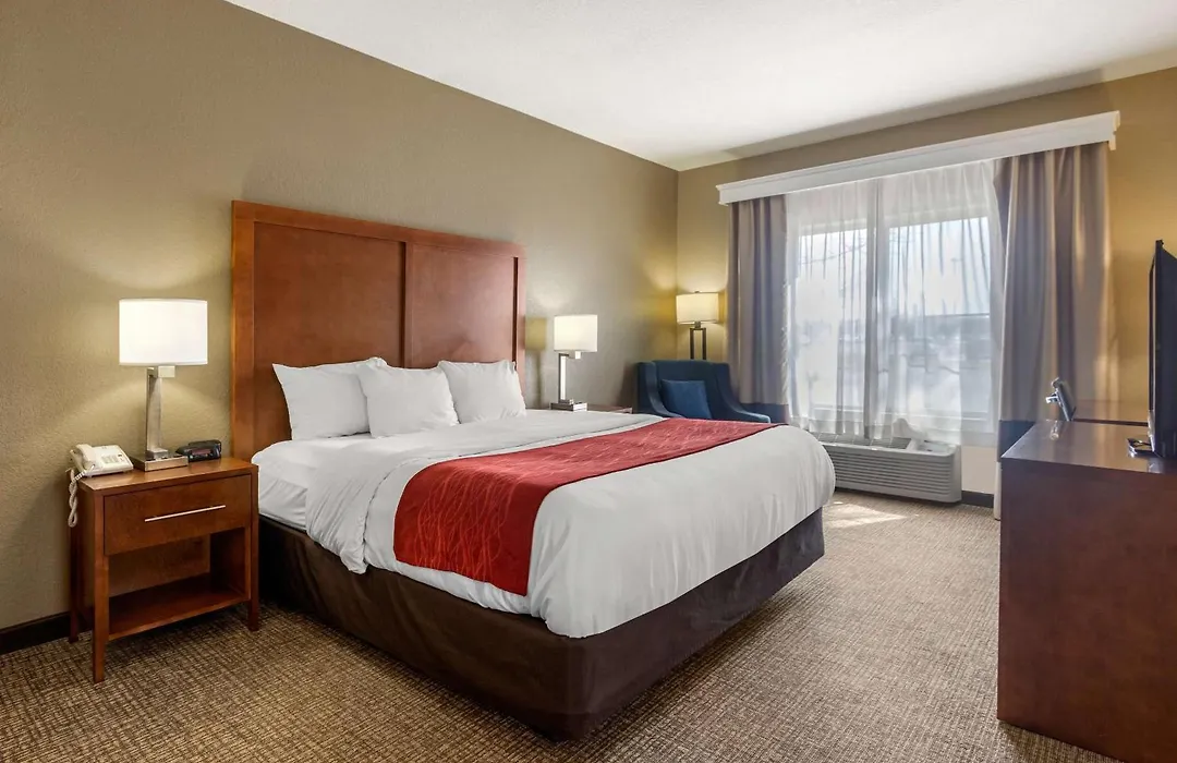 Comfort Inn & Suites Pittsburg Ks-1