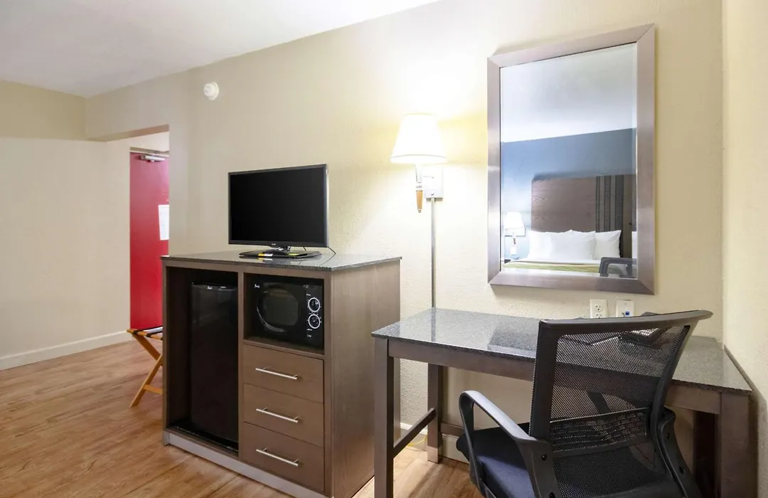Econo Lodge Inn & Suites I-35 At Shawnee Mission-1