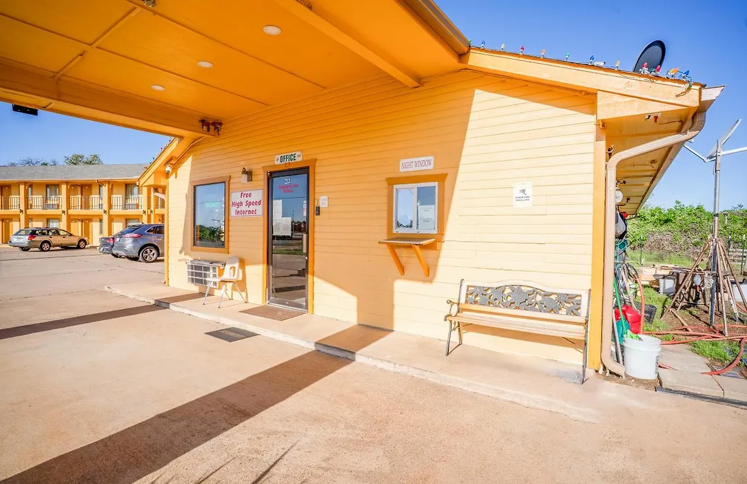 Regency Inn By Oyo Rockdale Tx-1