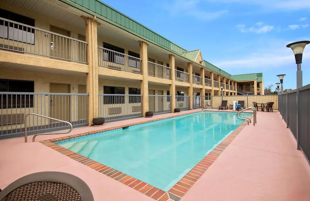 Best Western Cedar Inn-1