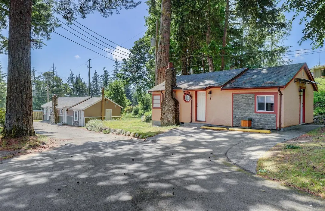 Malahat Bungalows Motel-1