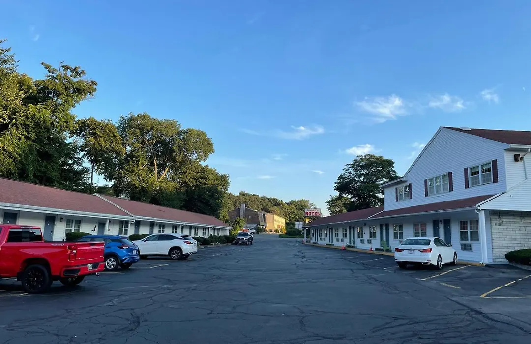 Chisholm'S Motor Inn-1