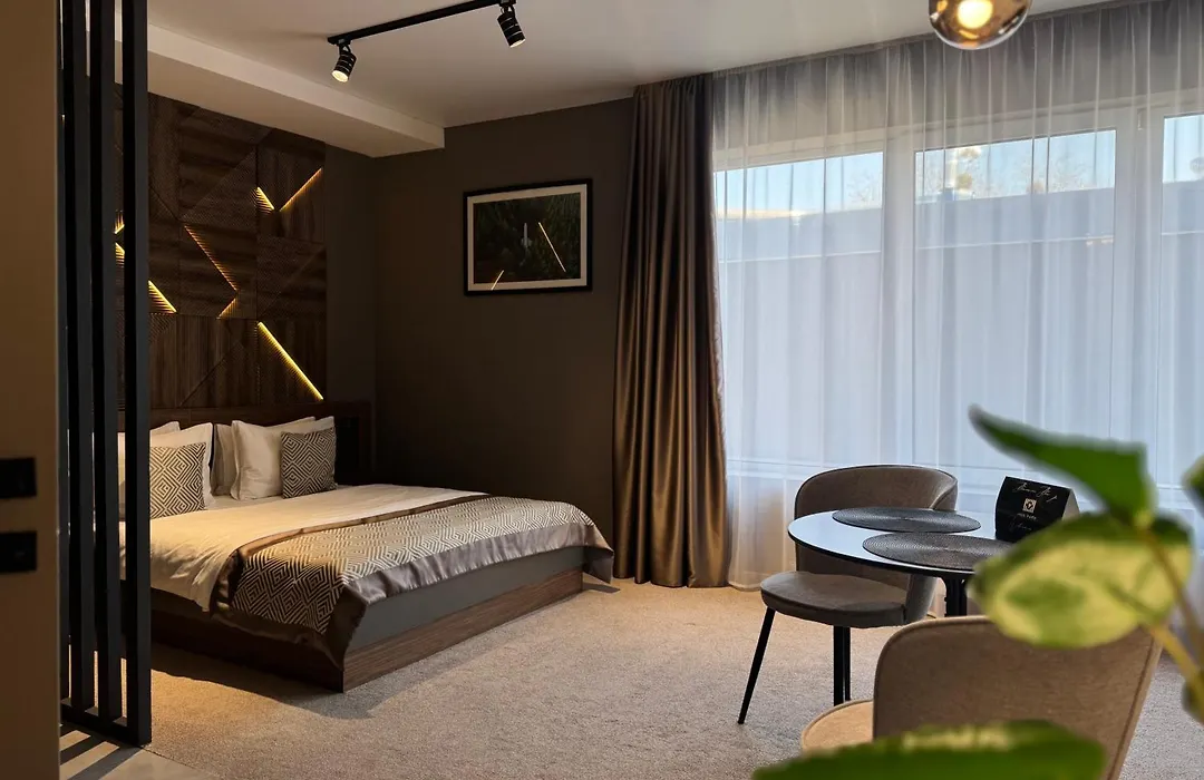 Hide Park Hotel-1