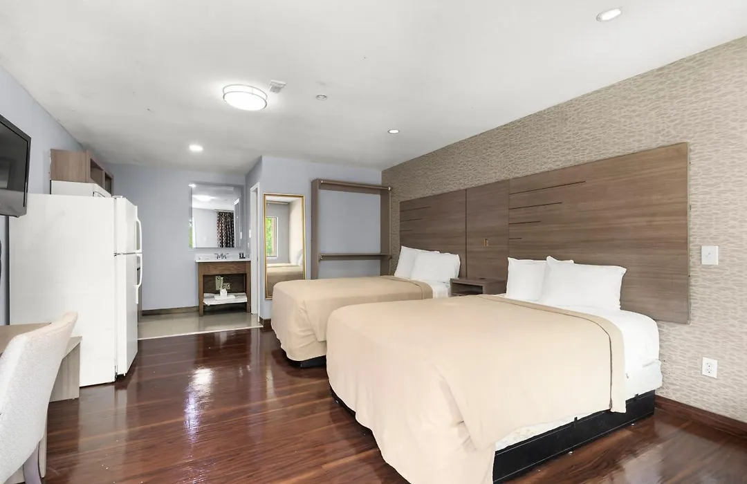 Travel Inn & Suites-1
