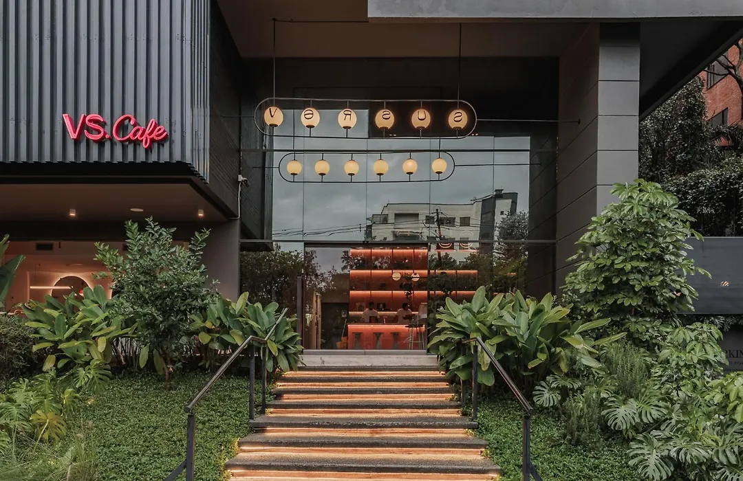 Versus Hotel-1