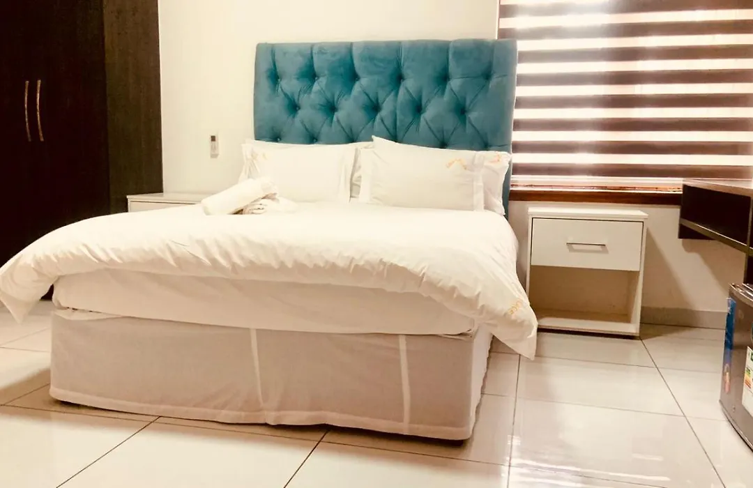 Victoria De Giron'S Place & Guesthouse-1