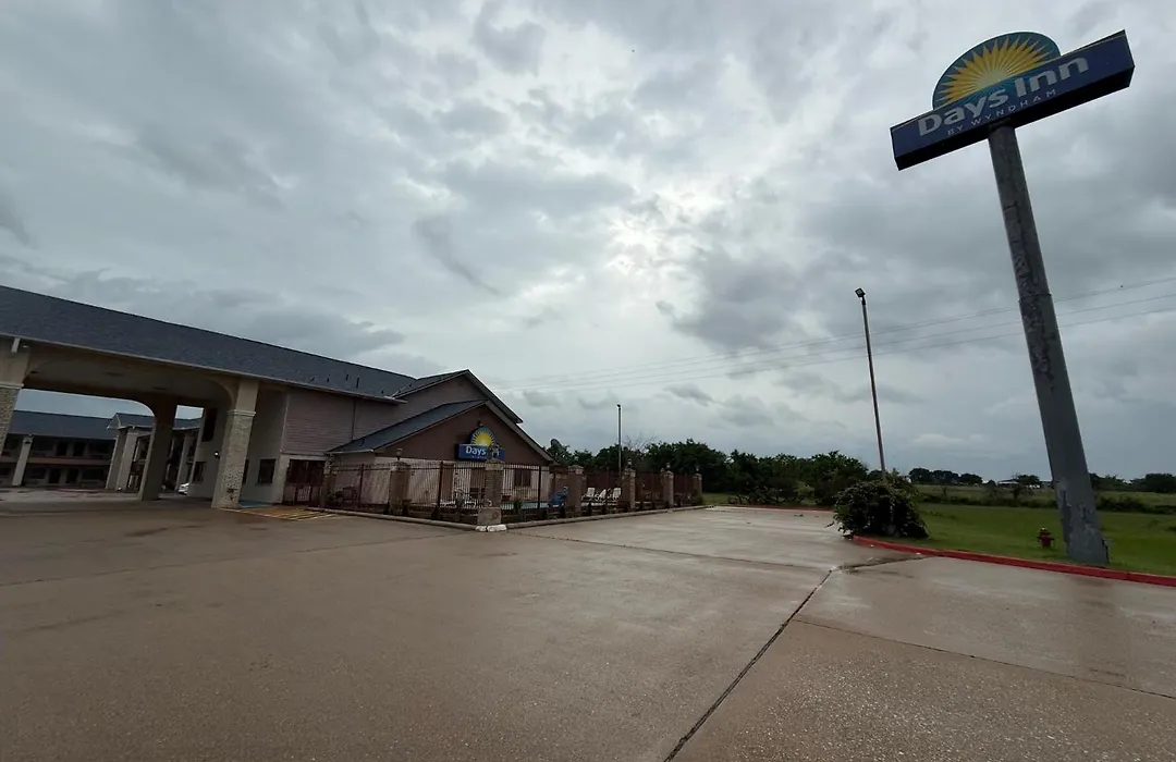 Days Inn By Wyndham Navasota-1